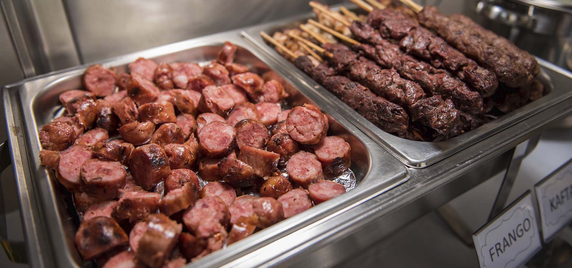 Linguiça e espeto de Carne do Buffet de Churrasco